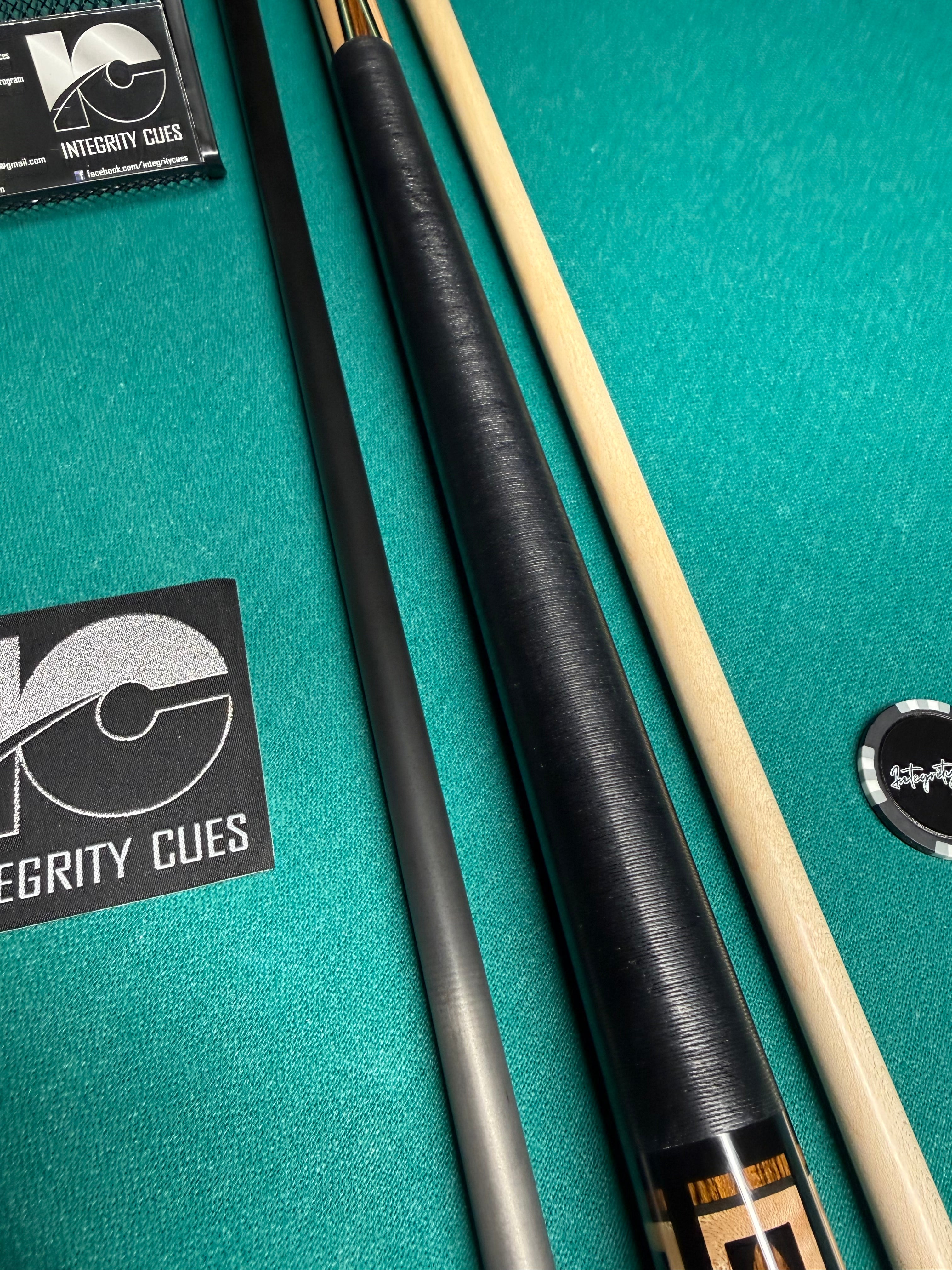 Joss Custom 1/1 W Letter, Case and New Carbon