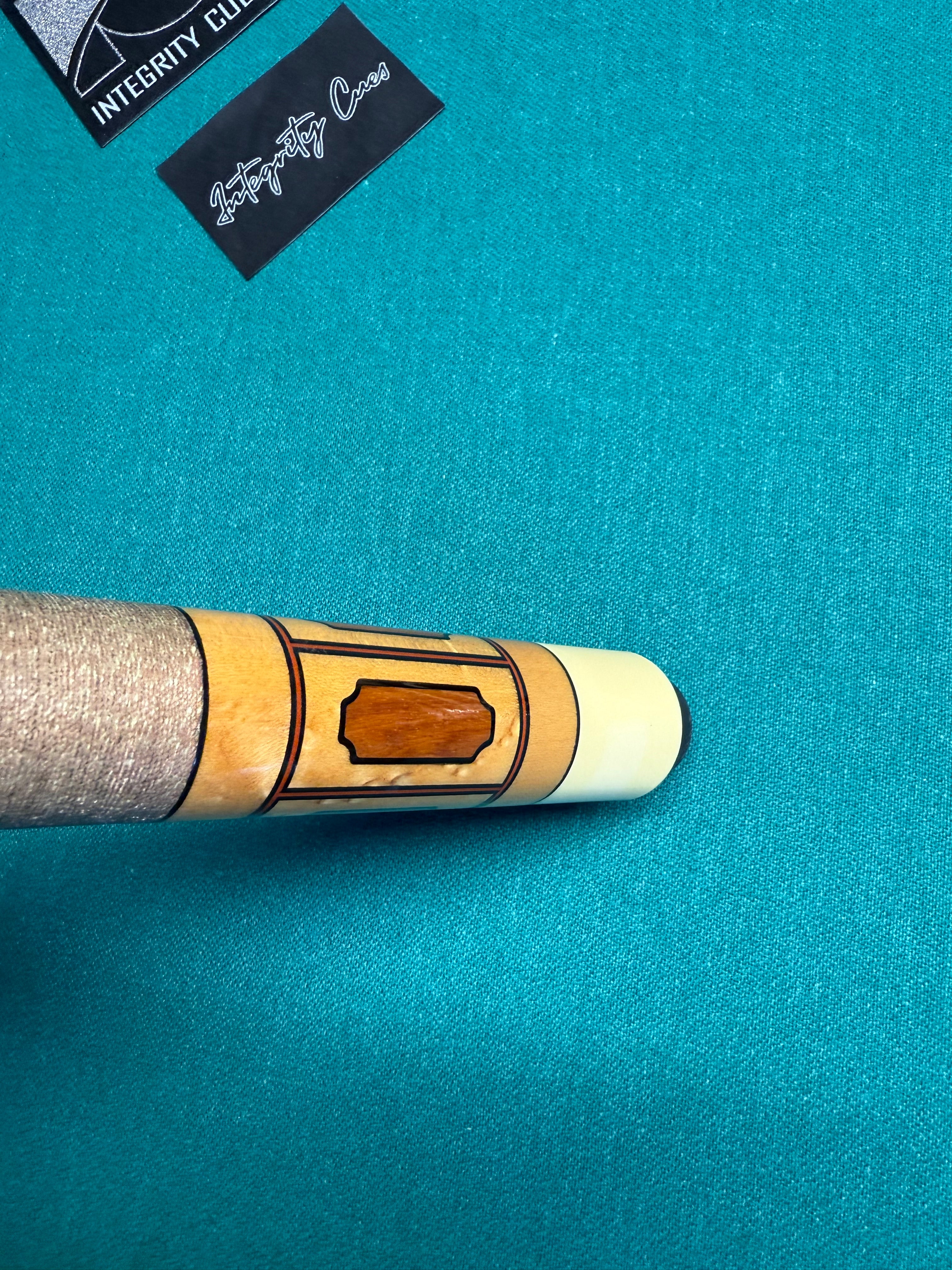 McDermott D24 Preowned  Vintage Cue