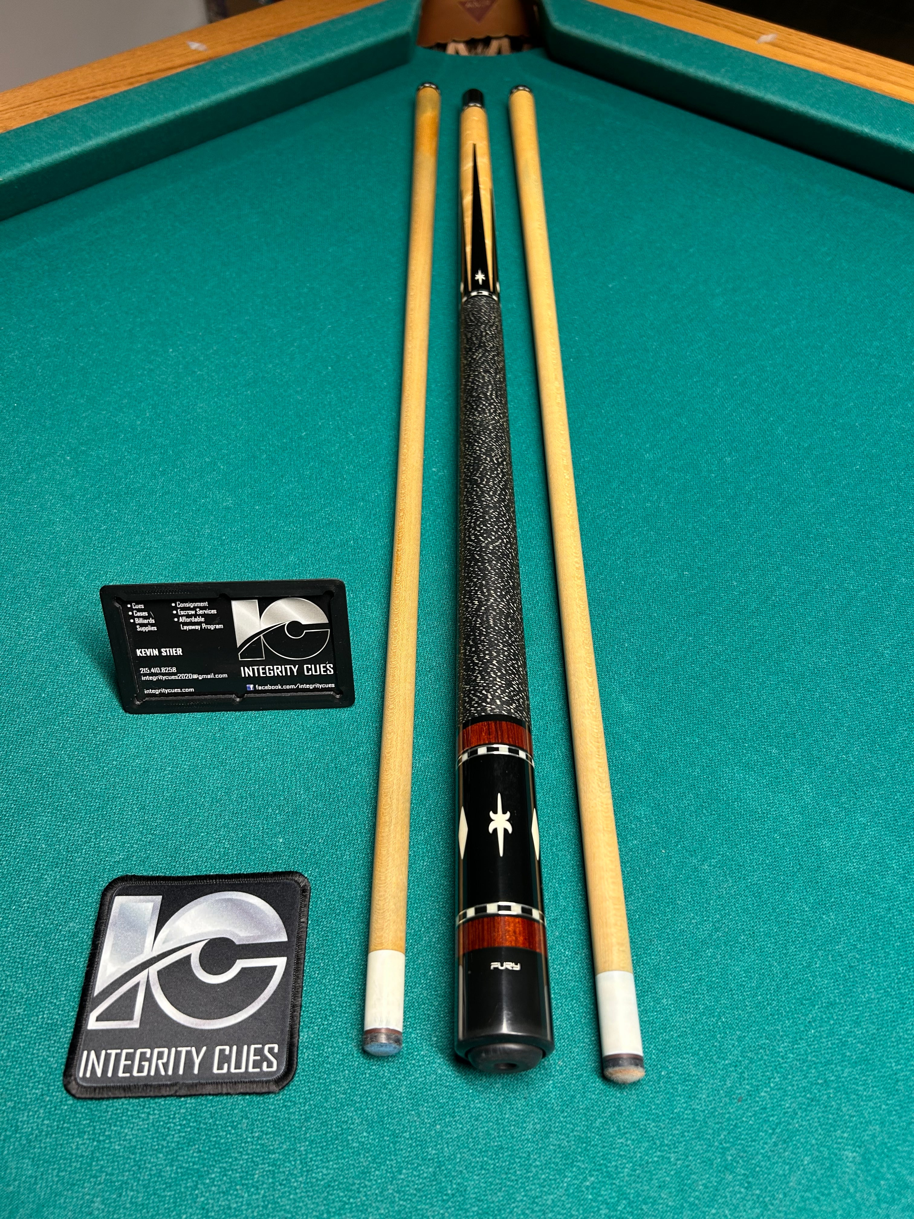 6 Point Preowned Fury Cue  W 2 Shafts