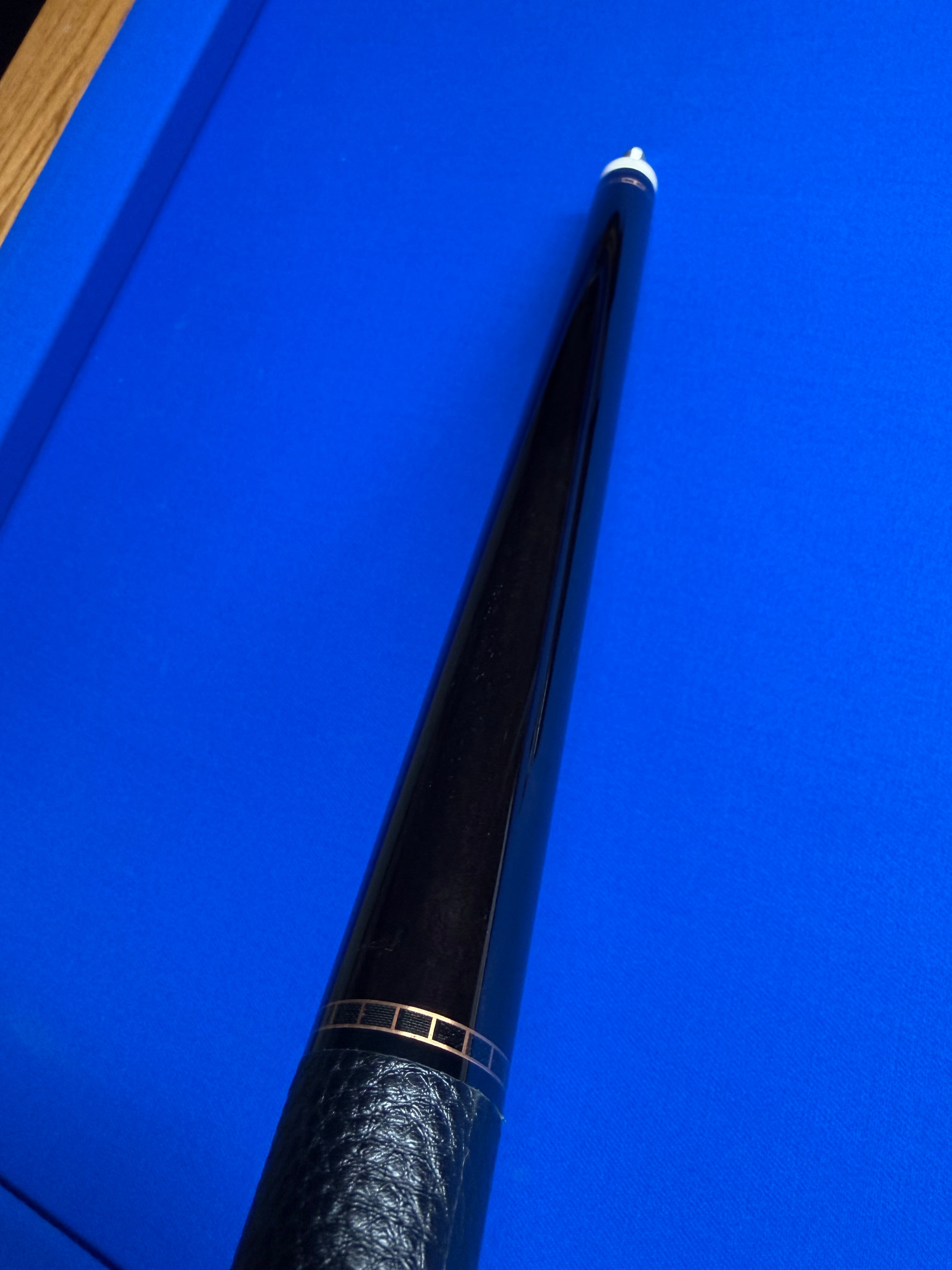 MC Ebony Custom Cue W (2) Kielwood shafts and (2) Extensions