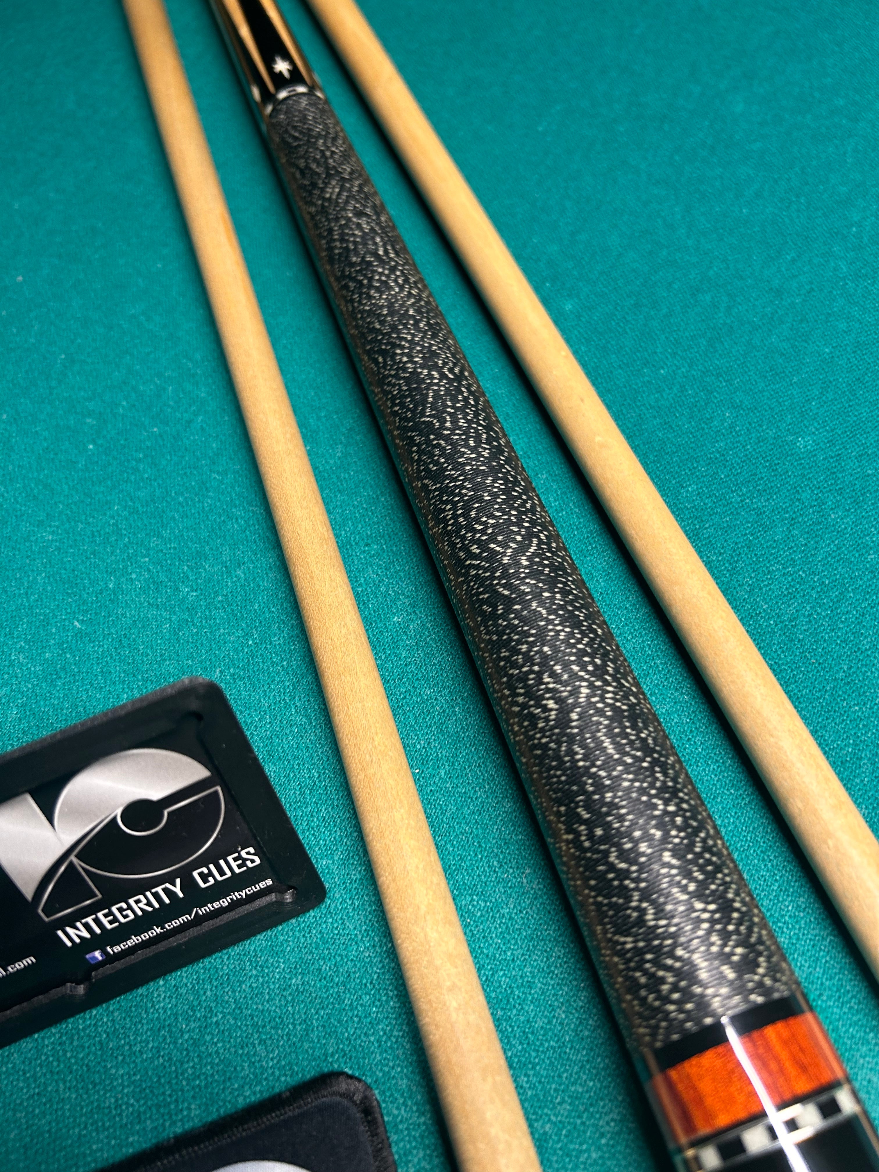 6 Point Preowned Fury Cue  W 2 Shafts