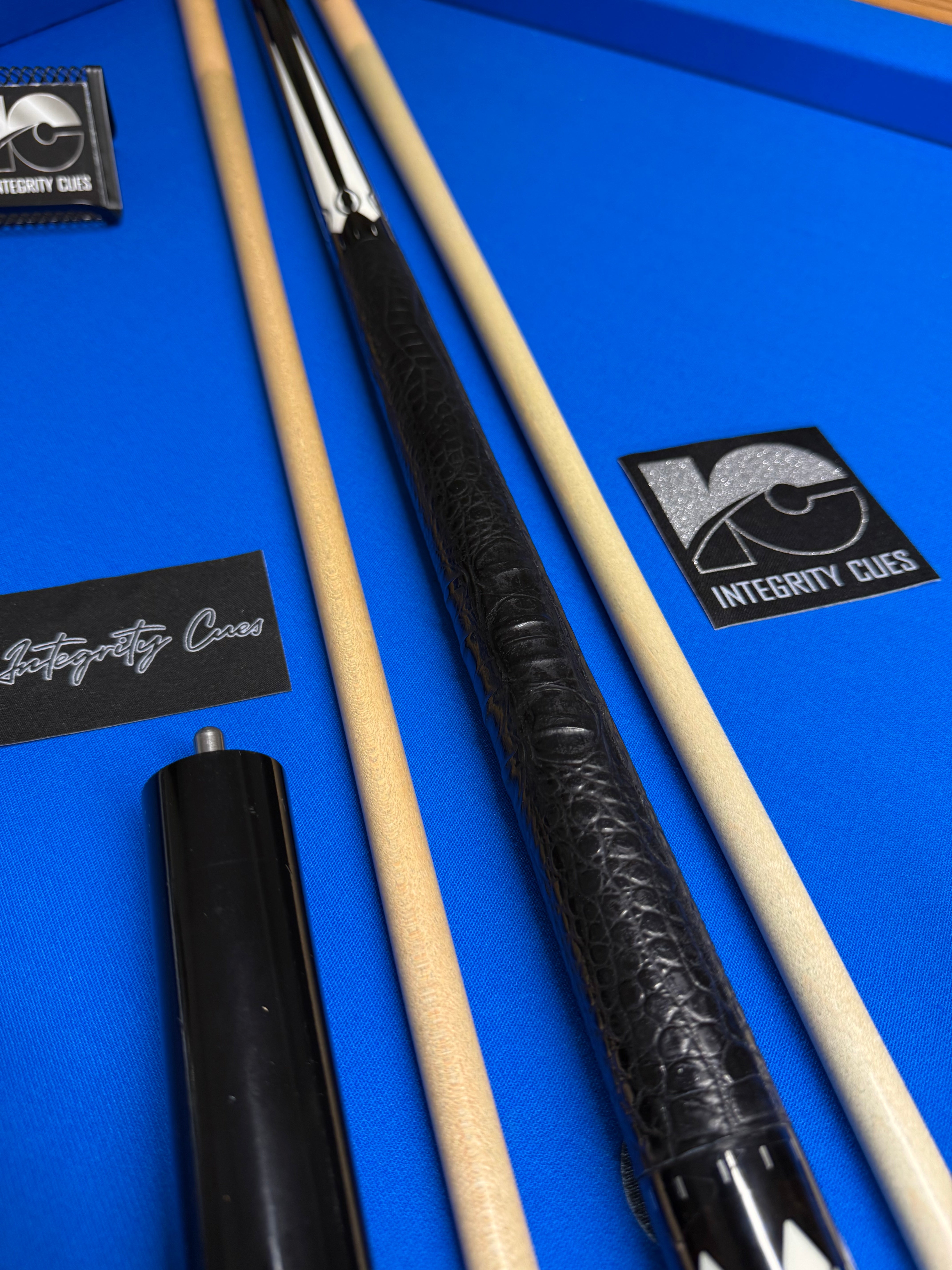OB Ebony Cue W (2) Shafts and an Extension Preowned