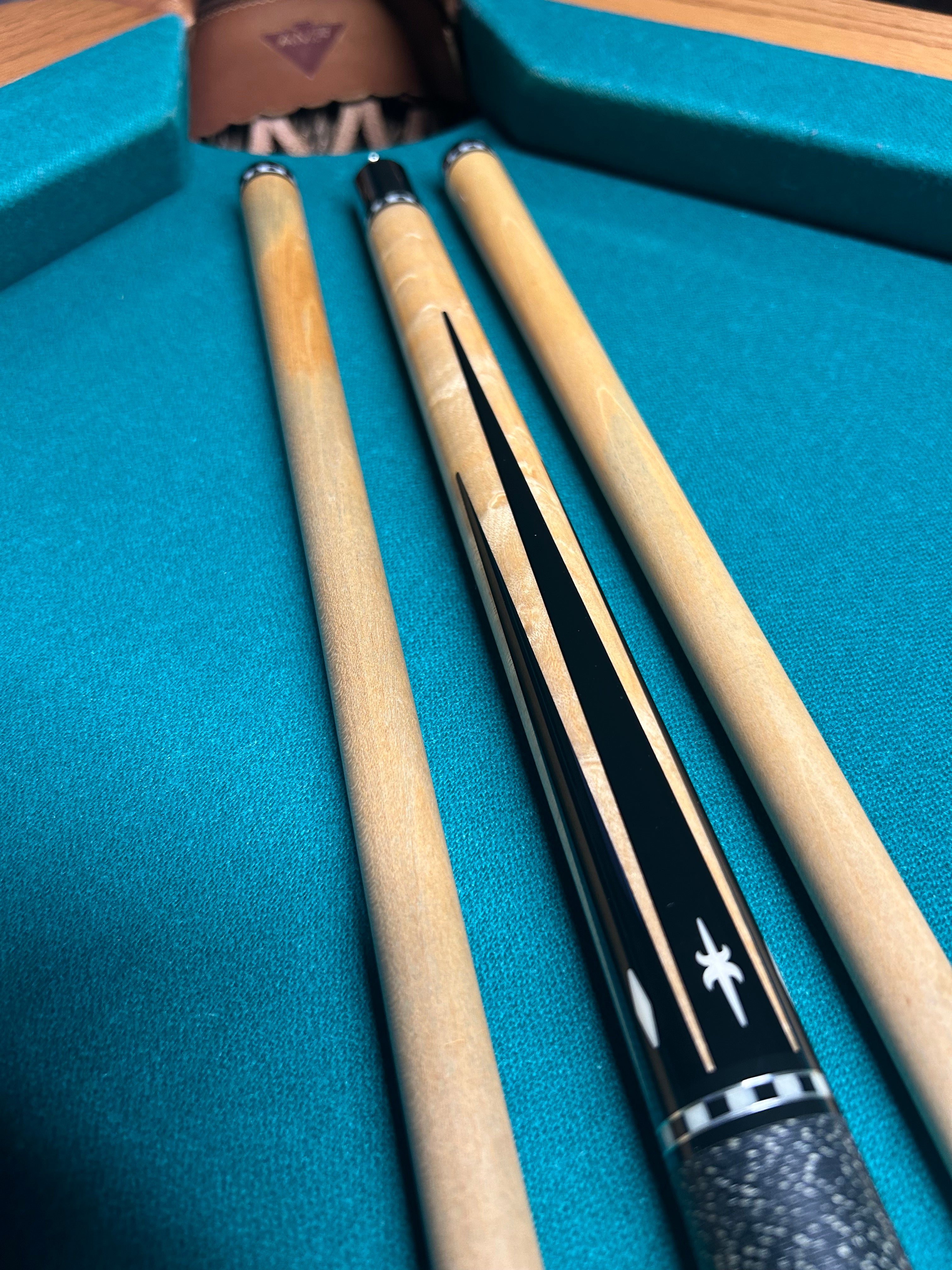 6 Point Preowned Fury Cue  W 2 Shafts