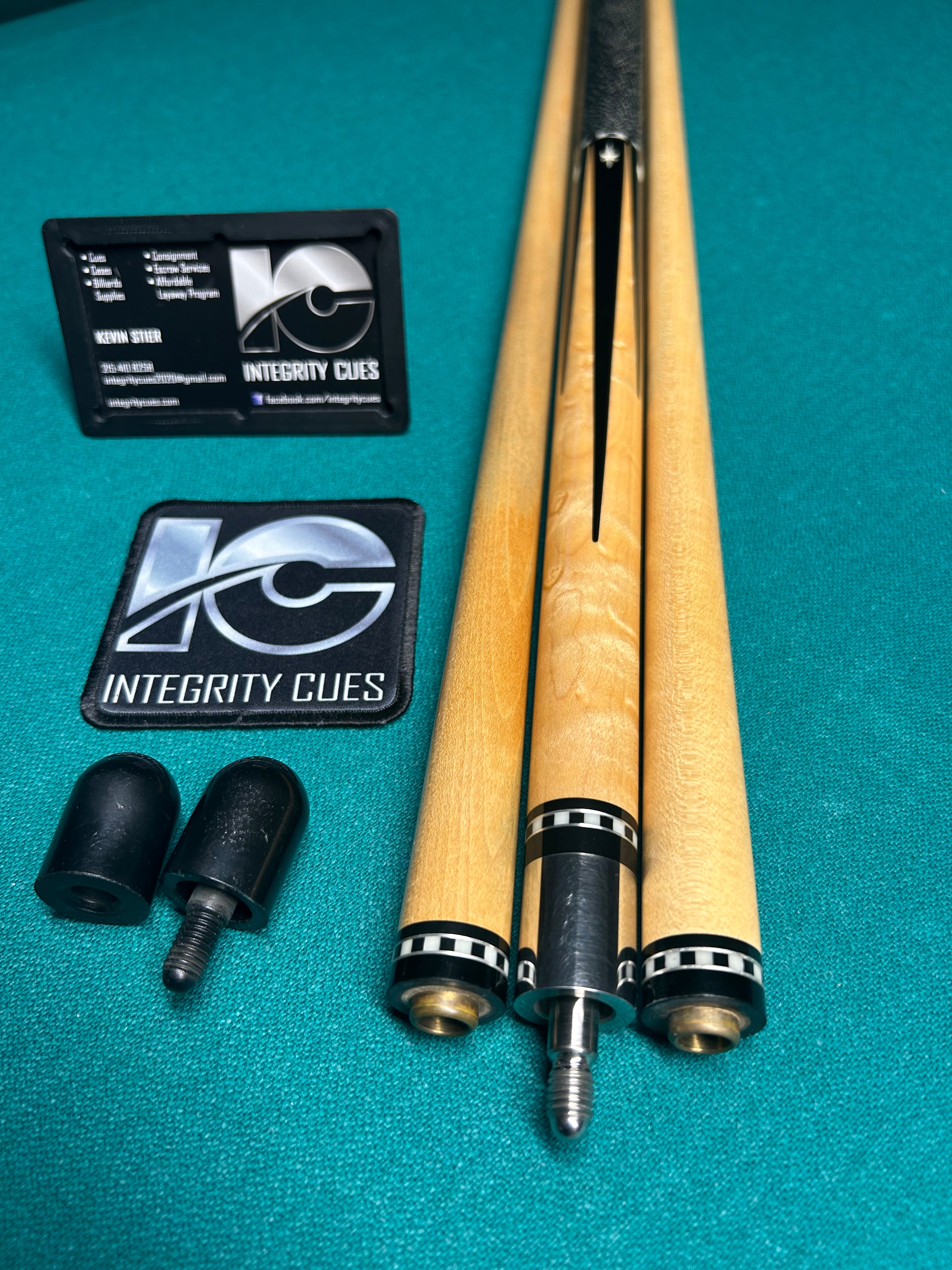 6 Point Preowned Fury Cue  W 2 Shafts